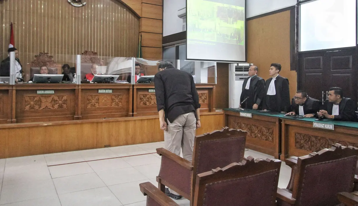 Terdakwa kasus obstruction of justice perkara kematian Nofriansyah Yosua Hutabarat alias Brigadir J, Agus Nurpatria mengikuti sidang vonis di Pegadilan Negeri Jakarta Selatan (PN Jaksel), Senin (27/2/2023). Sebelumnya, jaksa penuntut umum menuntut agar Agus Nurpatria dijatuhi hukuman penjara tiga tahun dan denda sebesar Rp 20 juta subsider 3 bulan kurungan. (Liputan6.com/Angga Yuniar)
