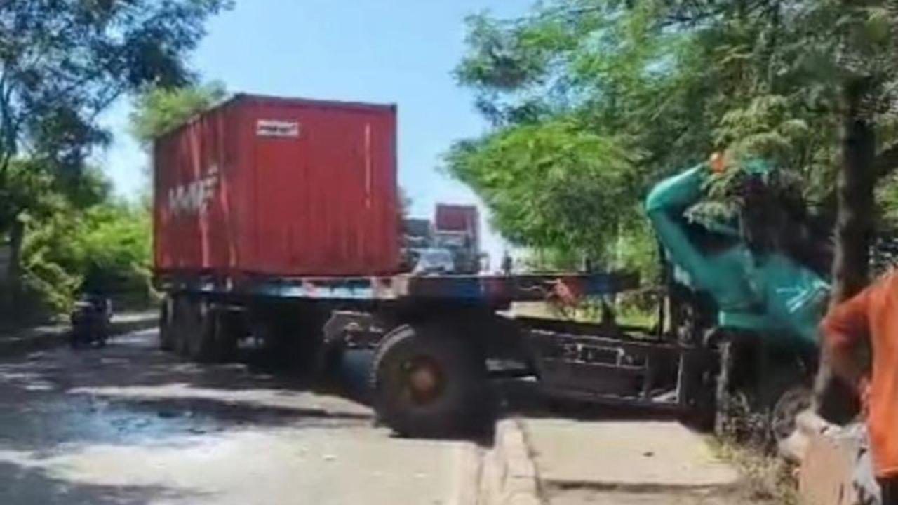 Transjakarta Tanjung Priok-PGC Alami Keterlambatan Imbas Truk Kontainer Anjlok