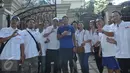 Calon wakil gubernur nomor urut 3, Sandiaga Uno berfoto bersama para relawannya setelah lari pagi mengelilingi tempat pemungutan suara (TPS) di sekitar rumahnya di Selong, Kebayoran Baru, Jakarta, Rabu (19/4). (Liputan6.com/Helmi Afandi)