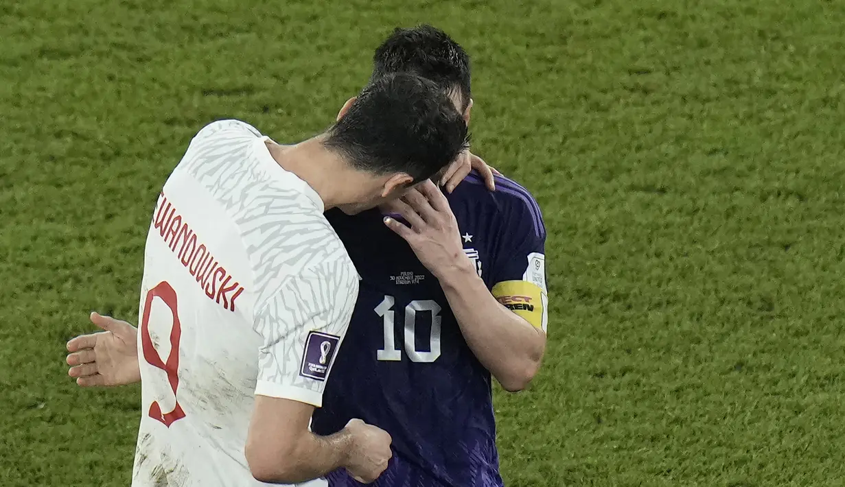 Penyerang Polandia Robert Lewandowski berinteraksi dengan penyerang Argentina Lionel Messi pada akhir matchday pamungkas Grup C Piala Dunia 2022 di 974 Stadium, Kamis (1/12/2022) dini hari WIB. Lionel Messi dan Robert Lewandowski tampak membicarakan sesuatu dengan menutupi mulut agar tidak terbaca kamera televisi. (AP Photo/Hassan Ammar)