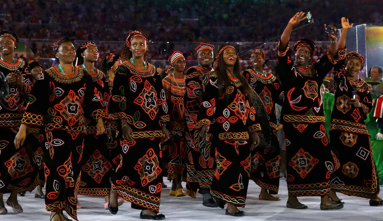 Kostum kontingen atlet dari Kamerun juga menarik perhatian saat parade upacara pembukaan Olimpiade 2016 di Stadion Maracana, Rio de Janeiro, Brasil (5/8).( REUTERS / Kai Pfaffenbach)