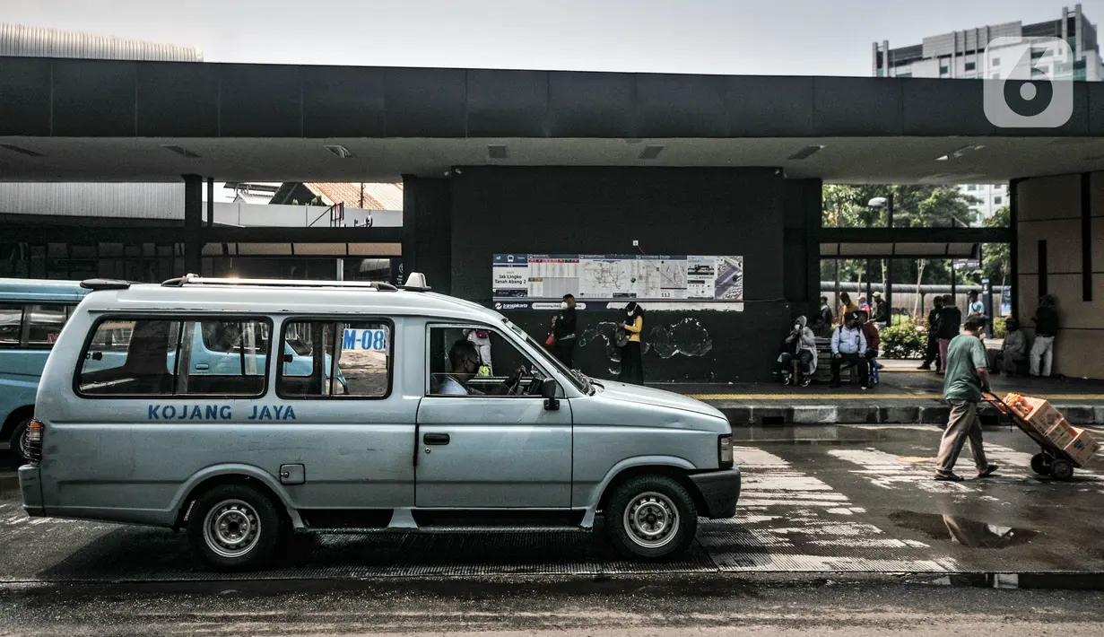 Sopir angkutan kota menunggu penumpang di kawasan Tanah Abang, Jakarta, Kamis (21/10/2021). Seiring memasuki PPKM Level 2, Pemprov DKI Jakarta mengizinkan seluruh moda transportasi umum menggunakan kapasitas angkut 100 persen. (merdeka.com/Iqbal S. Nugroho)