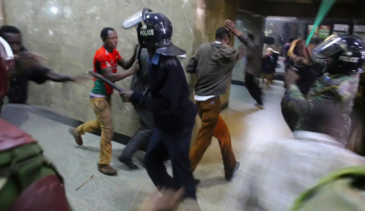 Polisi memukuli demonstran saat aksi protes di Nairobi, Kenya pada 16 Mei 2016. Database Daily Nation menunjukkan 121 warga Kenya tewas oleh polisi dalam delapan bulan pertama tahun 2016. (REUTERS / Goran Tomasevic)