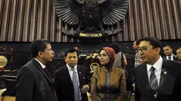 Para pimpinan DPR meninjau persiapan Konferensi Parlemen Asia Afrika di gedung DPR, Senayan, Jakarta, Rabu (22/4/2015). Konferensi Parlemen Asia Afrika yang akan dihadiri 33 negara itu digelar pada Kamis (23/4/2015). (Liputan6.com/Andrian M Tunay)