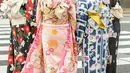 Keakraban Natasha Rizky, Nina Zatulini, Ratna Galih, dan Dian Ayu Lestari memang sering mencuri perhatian penggemar. Potret liburan mereka di Jepang kali ini menjadi inspirasi bagi banyak orang yang ingin tampil modis namun tetap sopan saat mencoba pakaian tradisional negara lain.  (Liputan6.com/IG/@ninazatulini22)