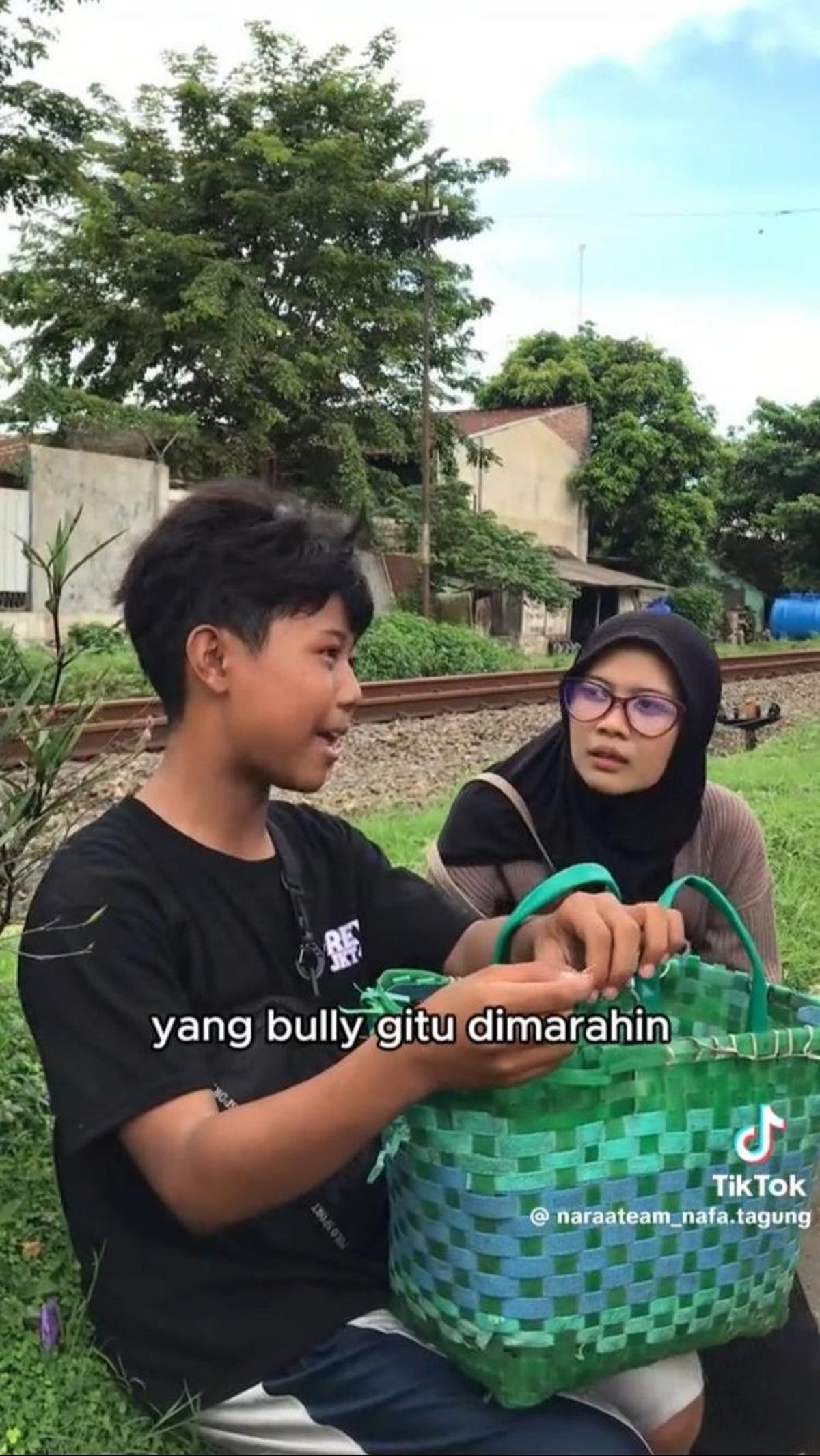 Menjadi anak yang harus bekerja demi keluarga tentu tak mudah.&nbsp;