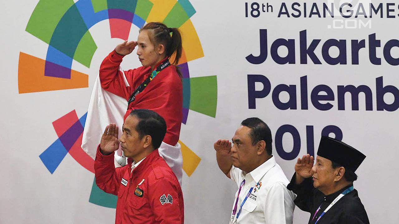 Keakraban Jokowi - Prabowo Saat Kalungkan Medali Silat Asian Games 2018