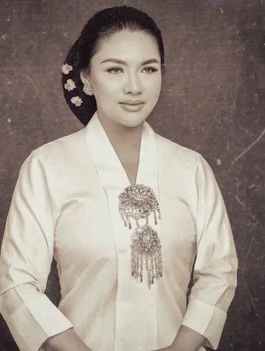 Vicky Shu begitu anggun sebagai Kartini. Dengan konde khas disertai sentuhan bunga yang cantik serta kebaya kutu baru klasik sederhana menghadirkan kesan yang begitu elegan.  [Foto: yudajulianofficial]