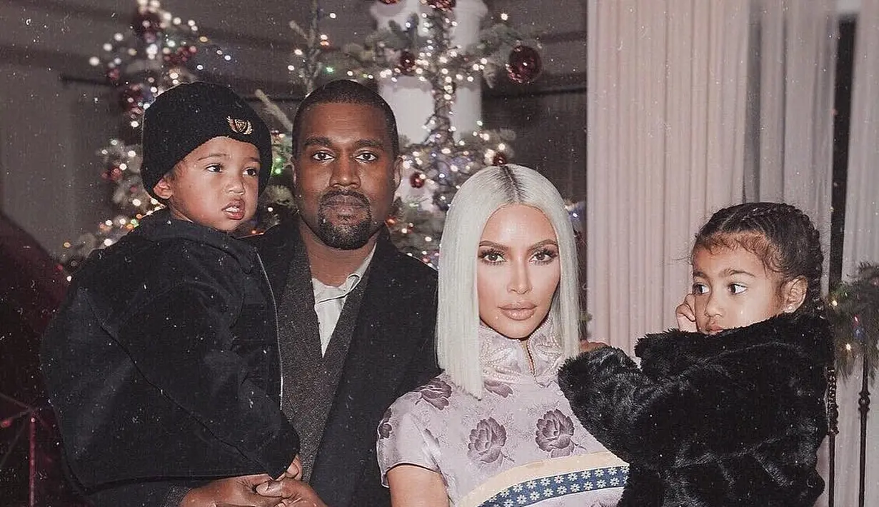 "Bayinya sekarang berada di rumah bersama Kim, Kanye, dan kedua kakaknya. Mereka tengah menghabiskan waktu bersama dengan sang bayi," jelas sumber itu. (instagram/kimkardashian)