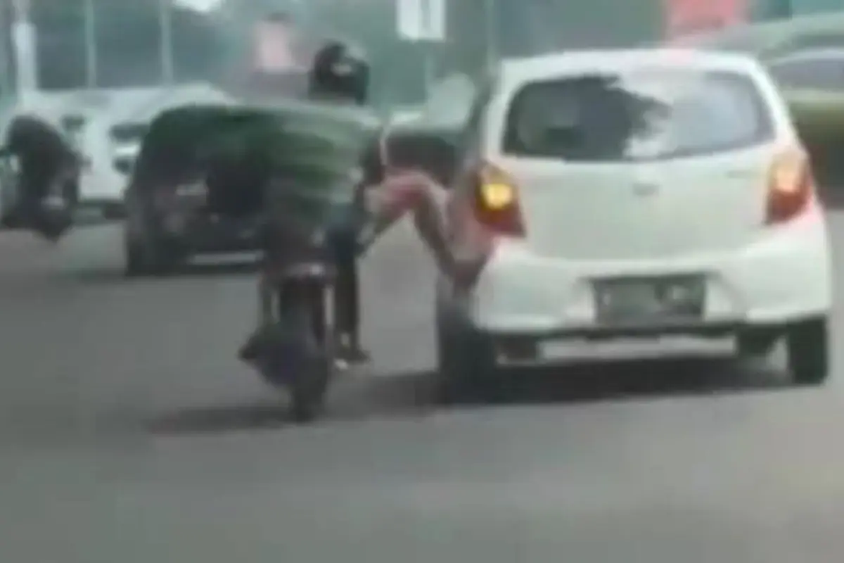 Aksi stut pemotor bantu pengemudi mobil (Ist)