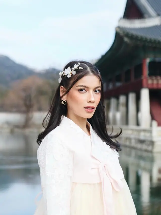 Potret Sabrina Chairunnisa Pakai Hanbok Korea
