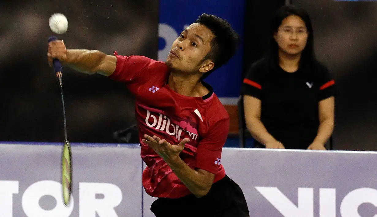 Tunggal putra Indonesia, Anthony Sinisuka Ginting mengembalikan bola ke arah rekan senegaranya Jonatan Christie pada final Korea Terbuka 2017, Minggu (17/9). Anthony Sinisuka Ginting memenangkan laga perang saudara, 21-13, 19-21, 22-20 (AP/Ahn Young-joon)