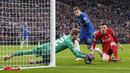 Kiper Liverpool, Caoimhin Kelleher, menangkap bola tendangan pemain Chelsea, Cole Palmer, pada laga final Carabao Cup 2023/2024 di Stadion Wembley, Minggu (25/2/2024). (AP Photo/Alastair Grant)