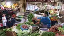 Pedagang melayani pembeli di Pasar Kebayoran, Jakarta, Senin  (21/12/2020). Meski harga di petani cenderung turun akibat pandemi, tetapi hal ini diperkirakan bakal mengurangi pasokan dan memicu kenaikan. (Liputan6.com/Angga Yuniar)