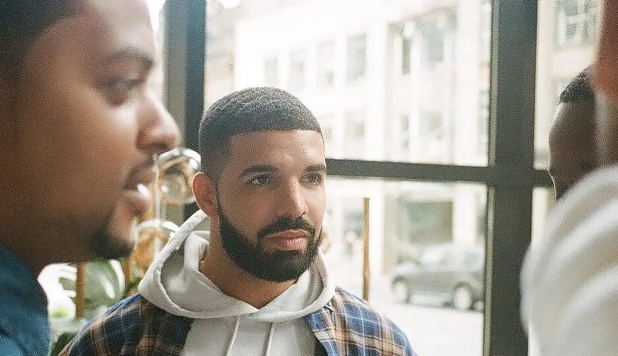 Lewat lagu Emotionless, 8 Out of 10 dan March 14, ia menceritakan ketakutannya dalam menghadapi kenyataan hidup. (instagram/champagnepapi)