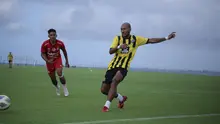 Mantan bek tengah Bali United, Leonard Tupamahu, saat bergabung dengan komunitas sepak bola Bali Bulldogs FC menghadapi Bali United Youth di Training Center Bali United. (Bola.com/Alit Binawan)