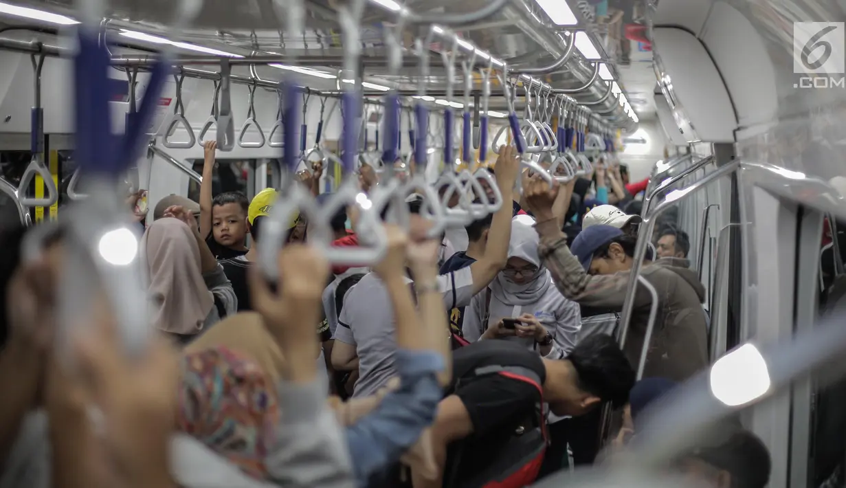 Warga menaiki kereta MRT di pintu masuk Stasiun MRT Bundaran HI, Jakarta, Minggu (24/3). Moda Raya Terpadu (MRT) Jakarta Fase 1 dengan rute Bundaran HI - Lebak Bulus resmi beroperasi. (Liputan6.com/Faizal Fanani)