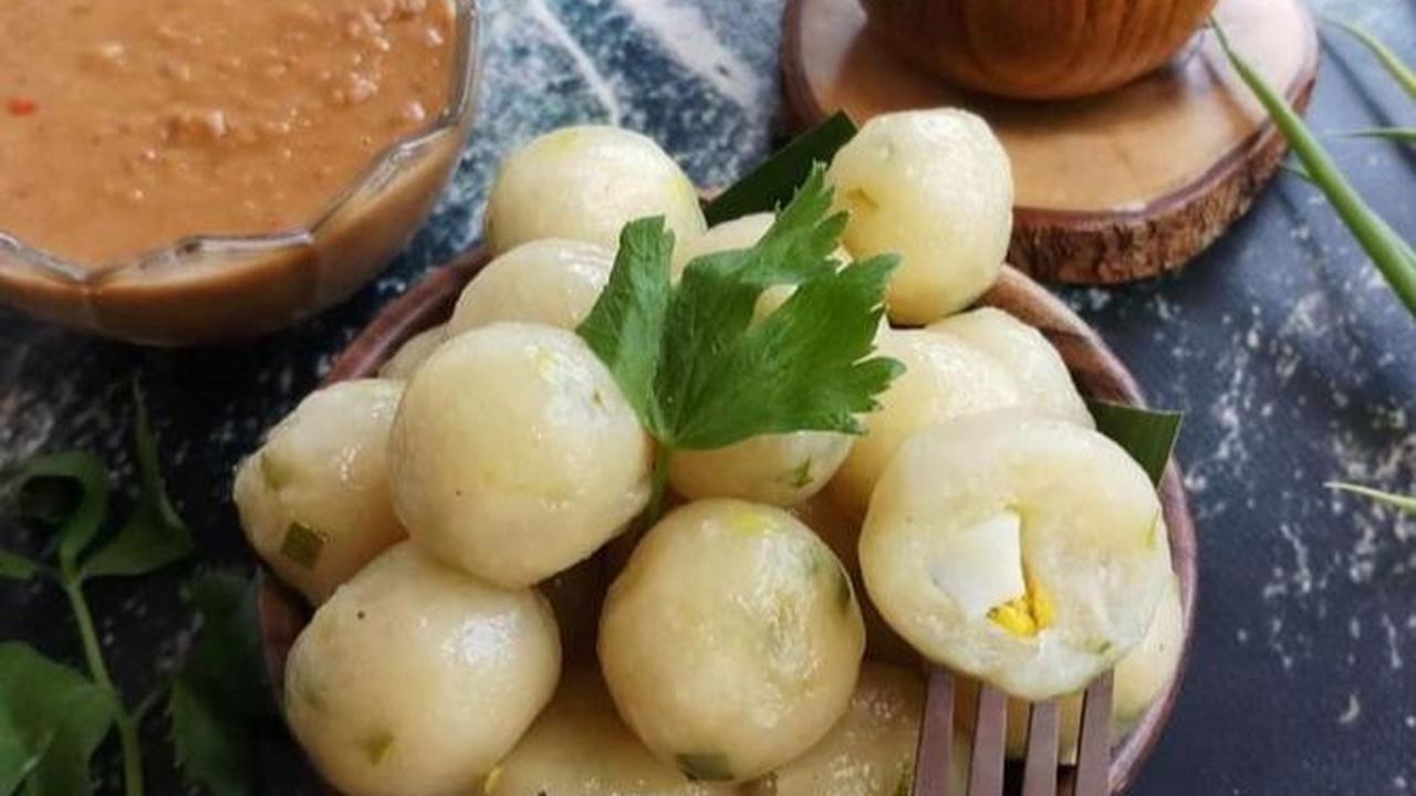 <b>5. Resep Cilok Bumbu Kacang Isi Telur</b>