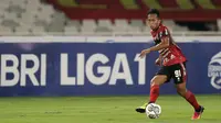 Pemain Bali United, M. Rahmat, mengontrol bola dalam laga pembukaan BRI Liga 1 2021/2022 melawan Persik Kediri di Stadion Utama Gelora Bung Karno, Jumat (27/8/2021). Bali United menang 1-0. (Foto: Bola.com/Ikhwan Yanuar)