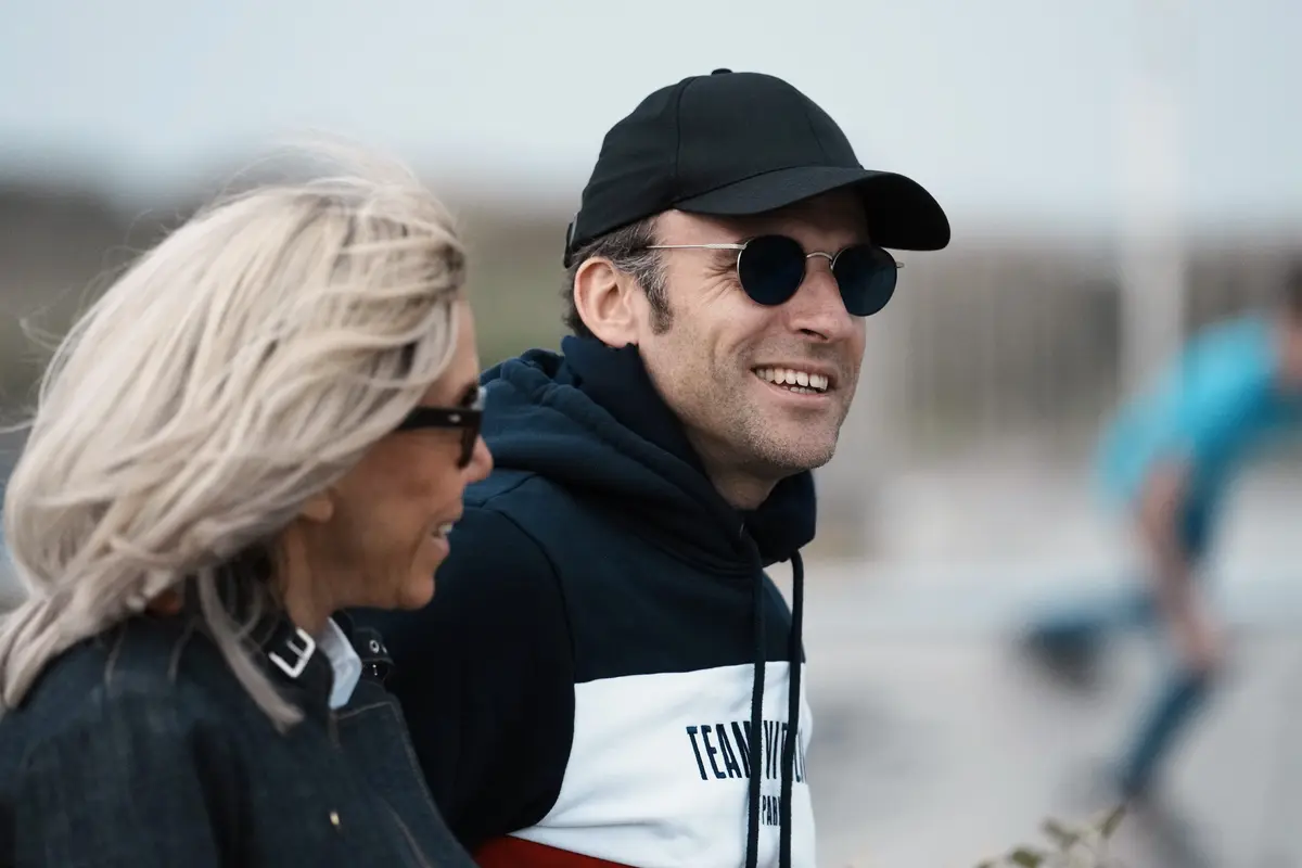 Emmanuel Macron menikmati jalan-jalan di pantai menjelang pemilihan Prancis