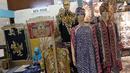 Peserta pameran merapikan kain saat Gelar Kain Unggulan Nusantara di Jakarta Convention Center, Jumat (27/9/2019). Ratusan model kain dipamerkan dalam Gelar Kain Unggulan Nusantara yang berlangsung hingga Minggu, 29 September mendatang. (Liputan6.com/Helmi Fithriansyah)