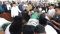 Keluarga dan jemaah saat akan memakamkan jenazah Hj. Djuriah Rais atau dikenal dengan nama Dian Al Mahri ke dalam liang lahat di area Masjid Kubah Emas, Cinere, Depok, Jumat (29/3). Pendiri Masjid Kubah Emas itu meninggal dunia pada Jumat dini hari tadi di usia 70 tahun. (merdeka.com/Arie Basuki)
