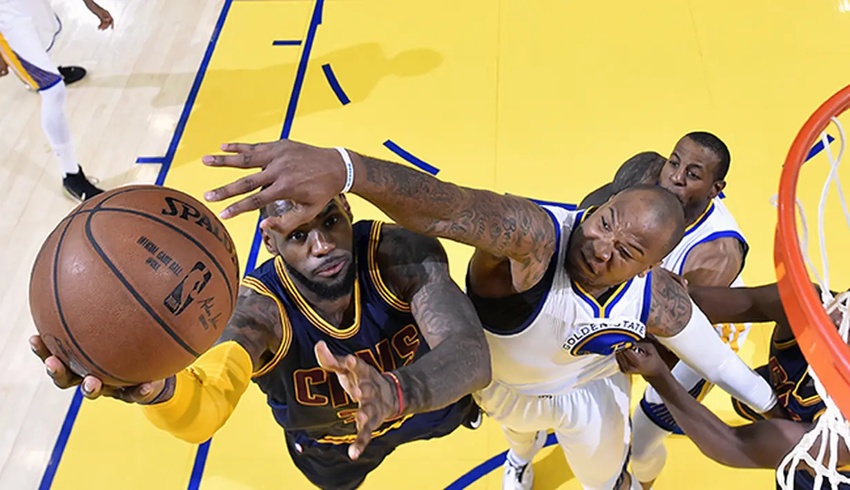 Duel andalan Cleveland Cavaliers yaitu LeBron James (kiri) dengan Marreese Speights dari Golden State Warriors Marreese Speights. (AP/Kyle Terada USA TODAY Sports)