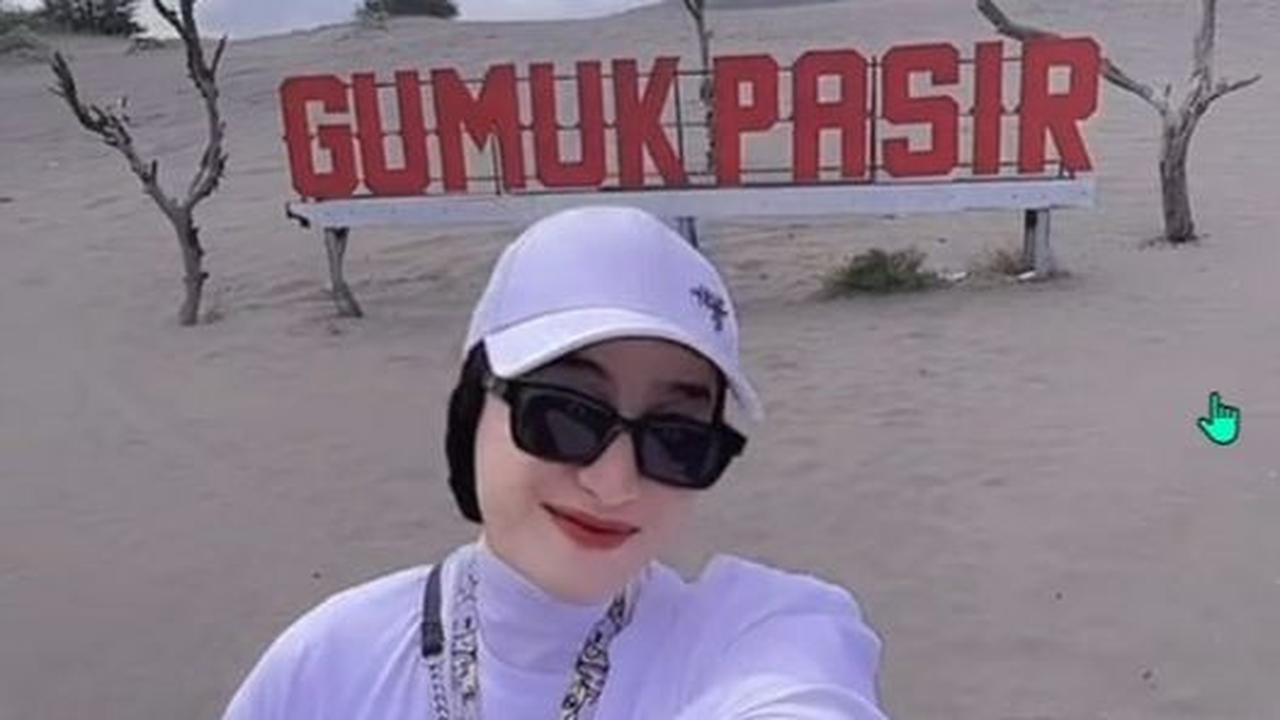 Meski informasi tentang Santyka Fauziah masih terbatas, dari akun TikTok-nya, terungkap bahwa dia adalah seorang pekerja kantoran.