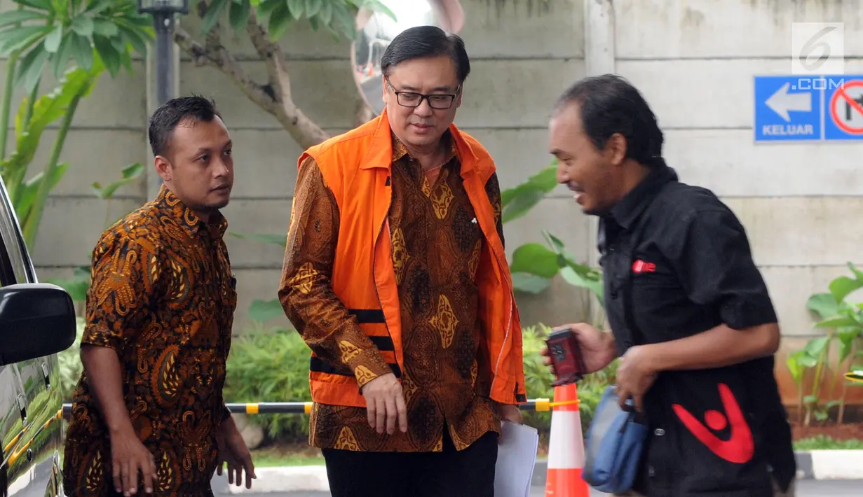 Direktur Operasional Lippo Group Billy Sindoro (tengah) tiba di Gedung KPK, Jakarta, Jumat (30/11). Billy diduga menyuap Bupati Bekasi Neneng Hasanah Yasin terkait pengurusan izin proyek pembangunan Meikarta. (Merdeka.com/Dwi Narwoko)