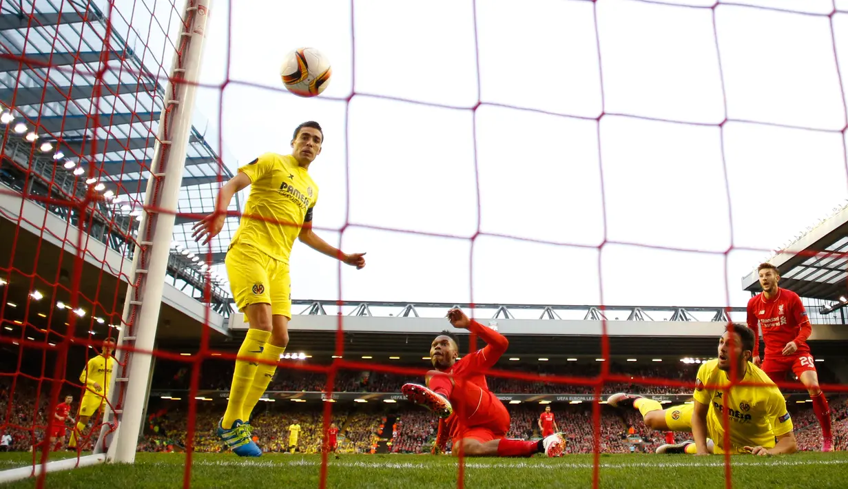 Gelandang Villarreal, Bruno Soriano saat melakukan gol ke gawangnya sendiri saat melawan Liverpool pada leg kedua liga Europa di stadion Anfield, Liverpool, Inggris, (5/6). Liverpool menang atas Villarreal dengan skor 3-0. (Reuters/Phil Noble)