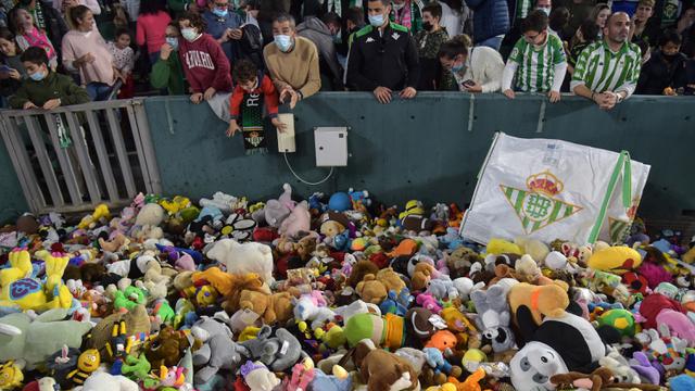 Foto: Indahnya Berbagi, Hujan Boneka Teddy Bear di Laga Real Betis Kontra Real Sociedad di Pekan ke-17 Liga Spanyol