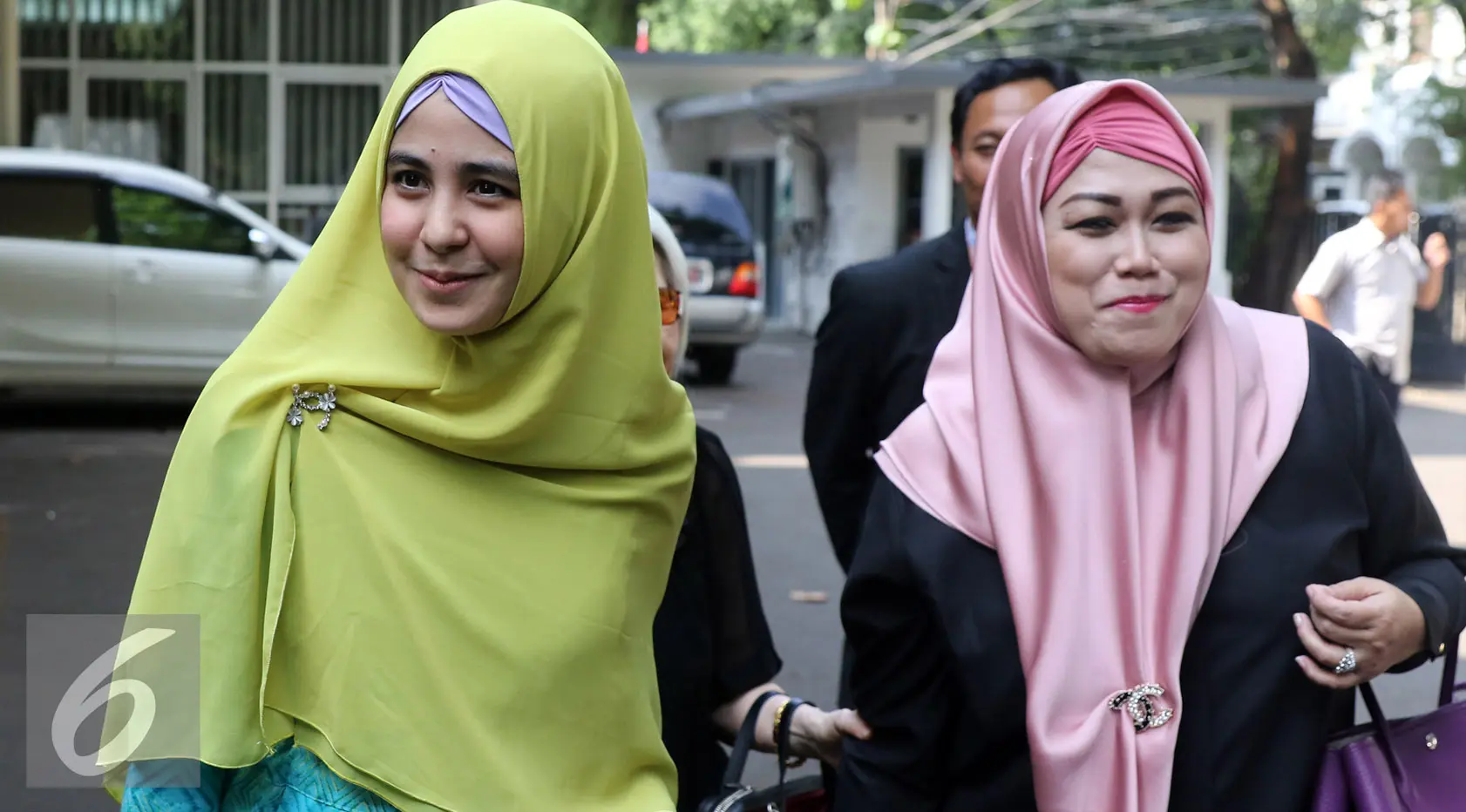 Risty Tagor bersama pengacaranya, Ina Rachman, mendatangi Komisi Perlindungan Anak Indonesia (KPAI) di Jakarta, Rabu (6/4/2016). [Foto: Herman Zakharia/Liputan6.com]