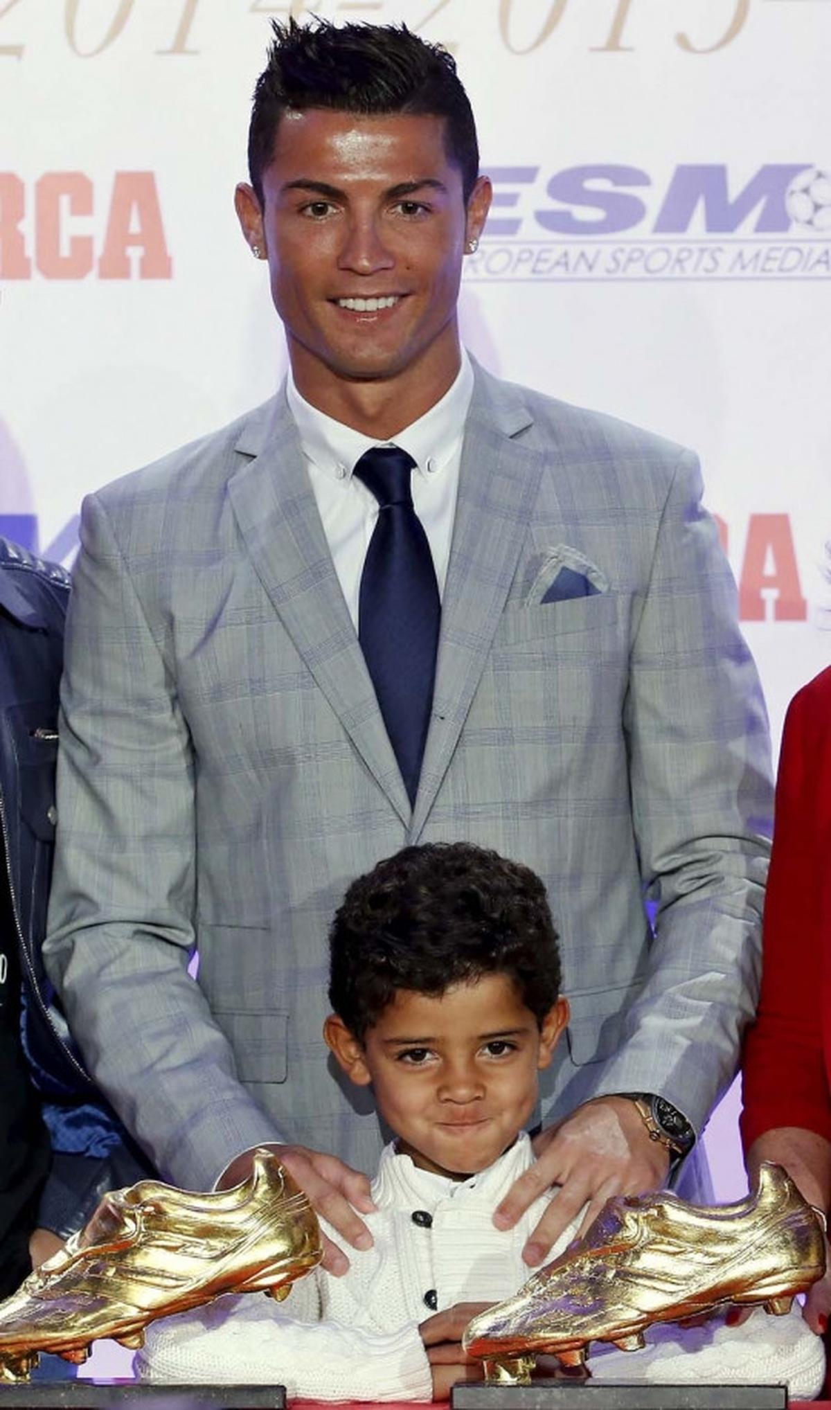 Semringah Cristiano Ronaldo kembali raih sepatu emas
