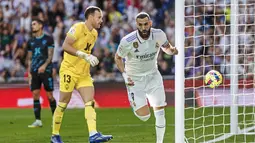 Karim Benzema mencetak hattrick dengan memborong tiga gol. (AP Photo/Pablo Garcia)