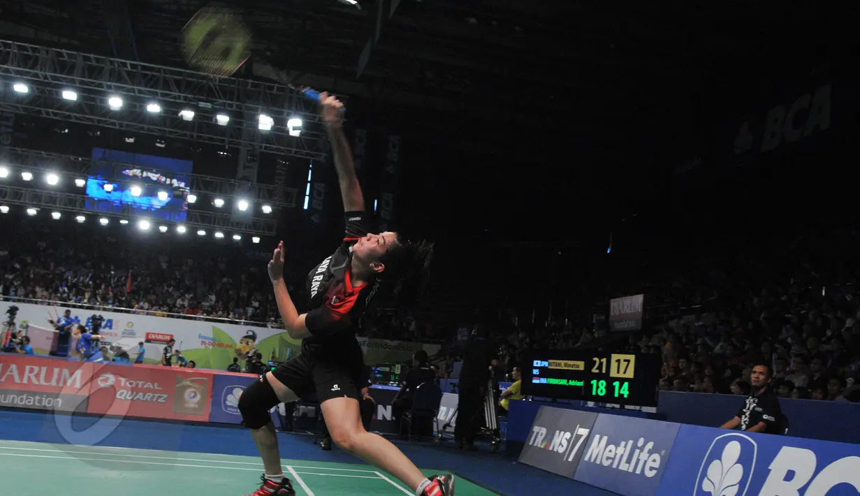 Pebulutangkis tunggal putri Indonesia, Adrianti Firdasari mengembalikan kok ke arah pemain tunggal putri Jepang, Minatsu Mitani pada turnamen bulutangkis BCA Indonesia Open Super Series Premiere 2015 di  Jakarta, Rabu (3/6). (Liputan6.com/Herman Zakharia)