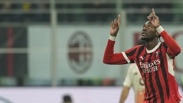 Ekspresi Tammy Abraham usai cetak gol dalam laga AC Milan vs AS Roma di perempat final Coppa Italia 2024/25 (c) AP Photo/Antonio Calanni