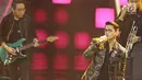 Aksi panggung Afgan Syah Reza atau Afgan pada ajang penghargaan SCTV Awards 2017 di Studio 6 Emtek City, Jakarta, Rabu (29/11). Afgan tampil manly menyanyikan lagunya berjudul  "Katakan Tidak".(Liputan6.com/Herman Zakharia)