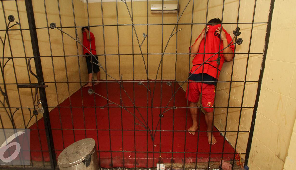 Dua tersangka saat berada di dalam tahanan di Polres Jakarta Pusat, Selasa (17/11). Polres Jakpus berhasil menangkap 2 pelaku perdagangan manusia (human traficking) dengan iming-iming bekerja sebagai PRT. (Liputan6.com/Gempur M Surya)