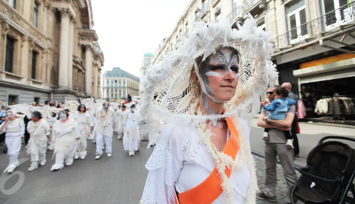 Peserta mengenakan kostum unik saat mengikuti parade Zinneke di pusat kota Brussels, Belgia, (22/5). Parade Zinneke menggabungkan seni dengan budaya dalan aksi paradenya. (Arie Asona)