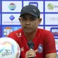 Pelatih kepala Arema FC, Joko Susilo saat konferensi pers setelah laga pekan pertama BRI Liga 1 2023/2024 antara Dewa United melawan Arema FC di Stadion Indomilk, Tangerang, Minggu (02/07/2023). (Bola.com/Bagaskara Lazuardi)