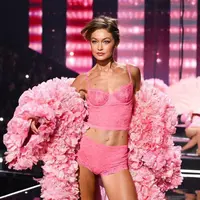 Penampilan Gigi Hadid dengan dua look berbeda di Victoria’s Secret Fashion Show 2025.  [Dok/x].
