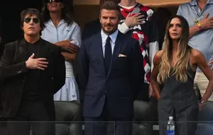 Tom Cruise, David Beckham, dan Victoria Beckham, dari kiri ke kanan, menghadiri laga Grup D Piala Dunia 2026 antara Amerika Serikat vs Paraguay di Inglewood, California, dekat Los Angeles, Jumat, 12 Juni 2026. (AP Photo/Andre Penner)