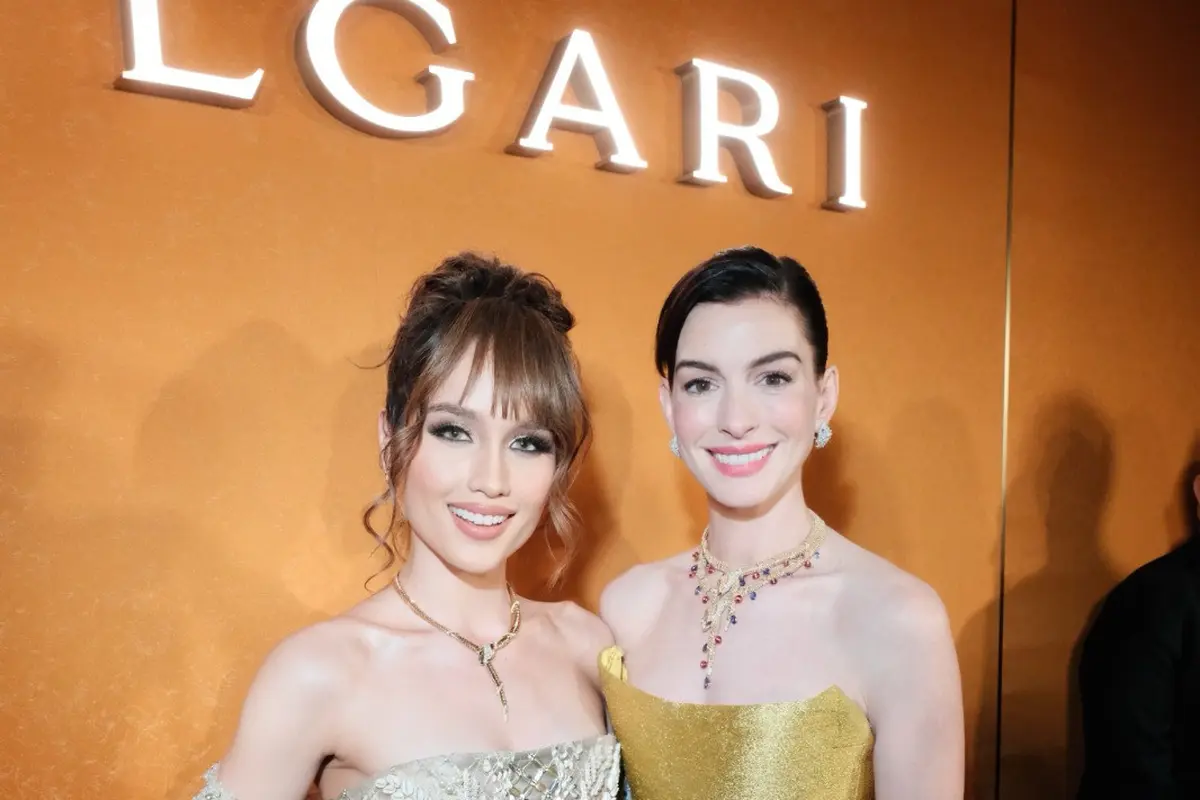 6 Potret Glamor Cinta Laura di Bvlgari Exhibition Shanghai, Momen Anne Hathaway Cium Tangannya Jadi Sorotan
