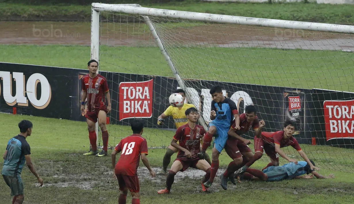 Kemelut terjadi di depan gawang UPI pada laga final Torabika Campus Cup 2017 di Stadion Cakrawala, Malang, Kamis (23/11/2017). UMM menang WO atas UPI. (Bola.com/M Iqbal Ichsan)