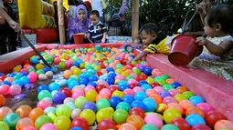 Selain ekonomis dan edukatif, wisata cagar budaya Betawi di Setu Babakan bisa menjadi pilihan alternatif untuk mengisi liburan Lebaran bersama keluarga, Jakarta, Sabtu (18/7/2015). (Liputan6.com/Yoppy Renato)