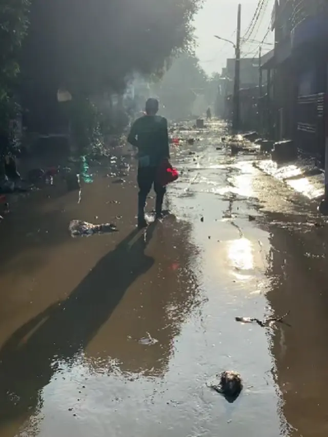 Situasi terkini Perum Pondok Gede Permai Bekasi usai banjir surut pada Rabu, 5 Maret 2025 (Foto: TikTok azkamdamai)