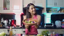Aurel Hermansyah membuat menu diet. (Screenshot YouTube Aurelie Hermansyah/Putu Elmira)