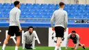 Pemain Liverpool, Mohamed Salah (dua kiri) saat sesi latihan di Stadion Olimpico, Roma, Italia (1/5). Liverpool hanya butuh hasil imbang atau kalah minimal selisih dua gol dari AS Roma pada leg kedua semifinal Liga Champions. (Ettore Ferrari/ANSA via AP)