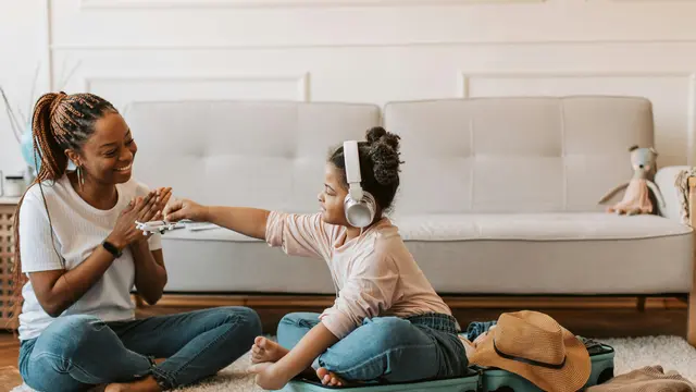 8 Tips Mengajarkan Anak Mengatasi Rasa Takut saat Naik Pesawat