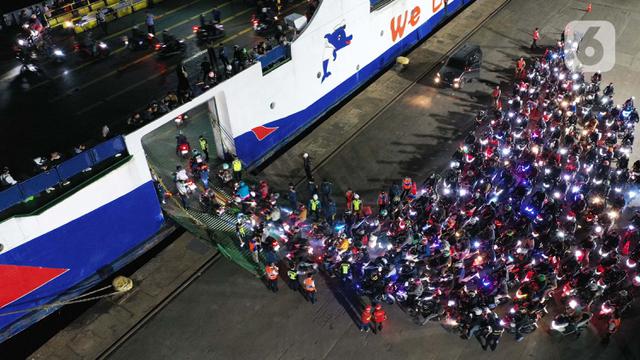 Kepadatan Pemudik Bermotor di Pelabuhan Ciwandan Banten